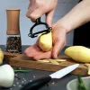 Scian ceirmeach KYOCERA le haghaidh torthaí agus glasraí le lann bán 11 cm láimhseáil dubh + craiceann torthaí agus glasraí thumbnail (5 of 5)